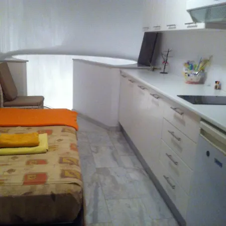 Penthouse *roof Garden* Pool* Gym-finikoudes Beach * Λάρνακα