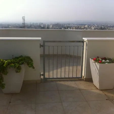 Penthouse *roof Garden* Pool* Gym-finikoudes Beach * Λάρνακα