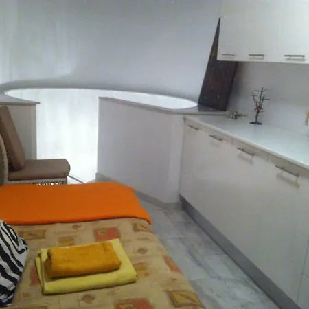 Penthouse *roof Garden* Pool* Gym-finikoudes Beach Appartement *